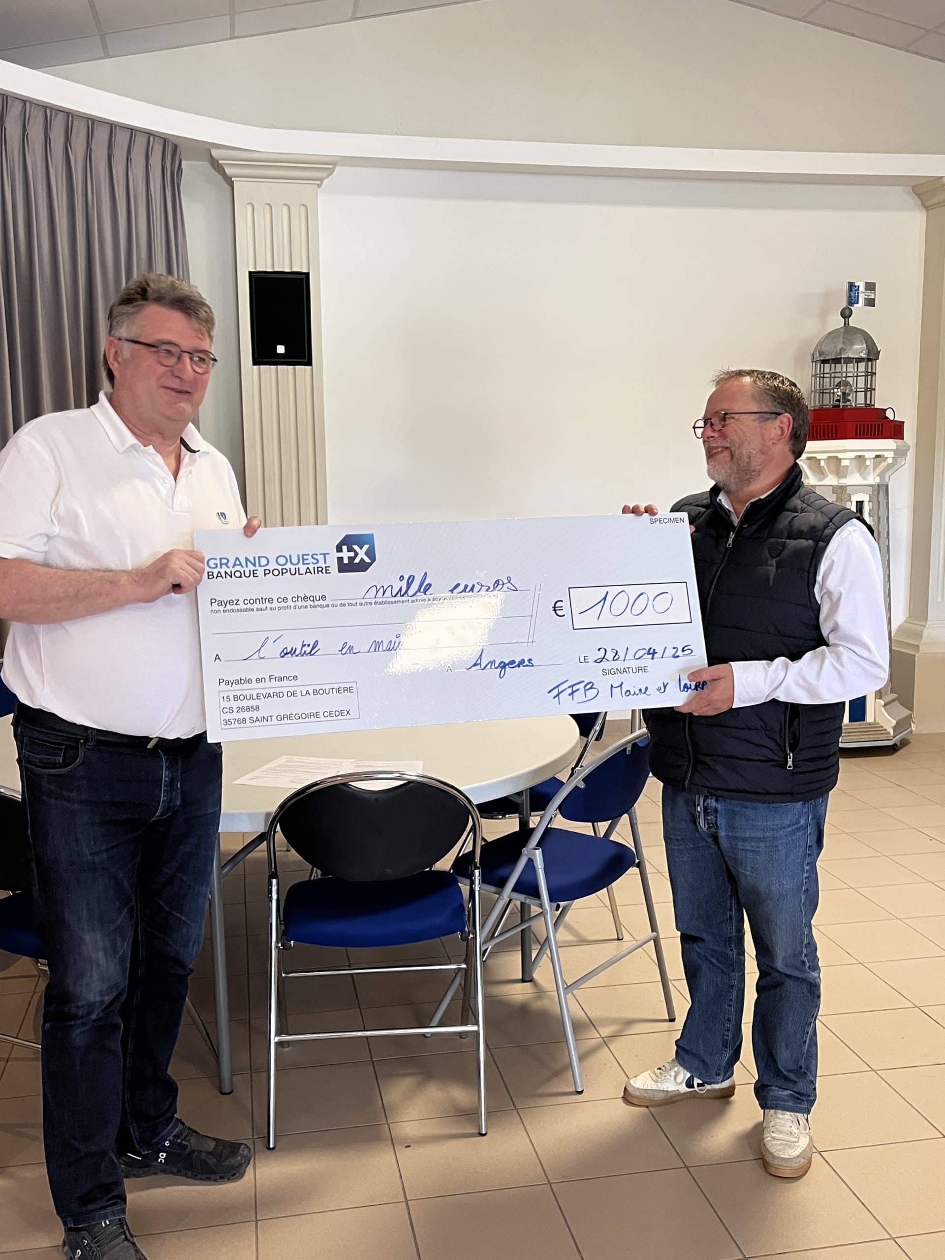 Remise d’un chèque pour partenariat de 1000 € à L’Outil en Main par la FFB Maine-et-Loire
